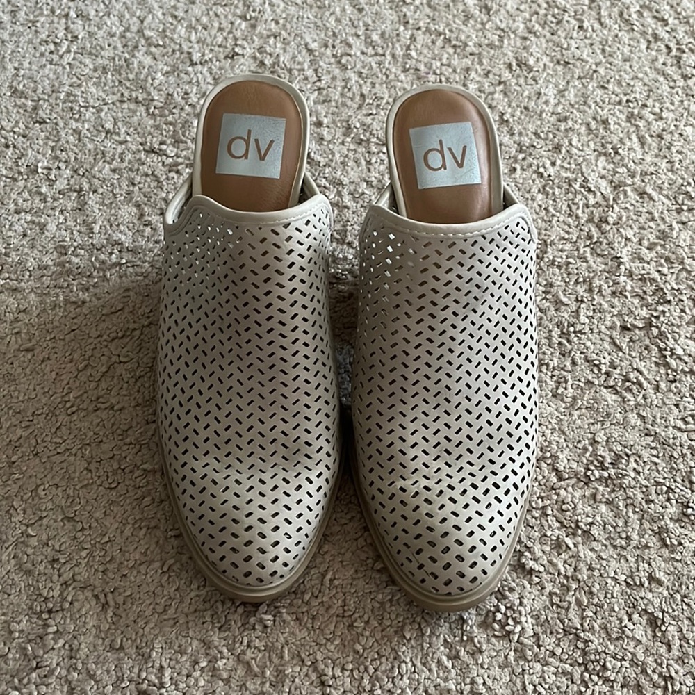 have a heel, cute, casual shoes
